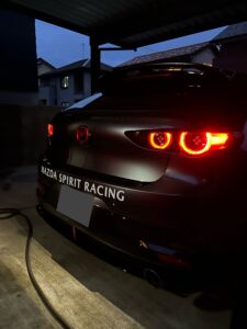 車のボディの後ろにおしゃれなカッティングステッカー！