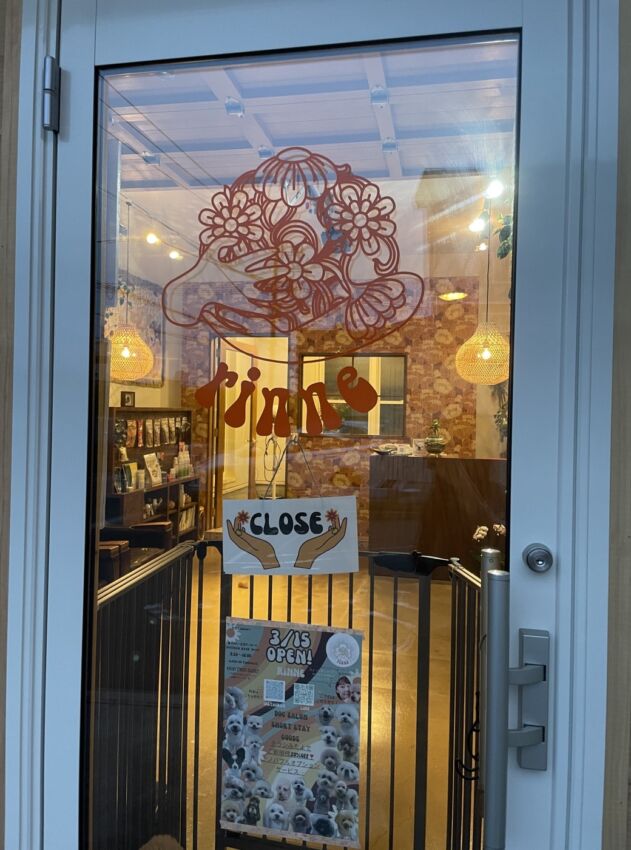 店舗ガラスに貼られたカッティングシート