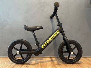 ブラック×イエローでインパクトのあるカッティングステッカーを！