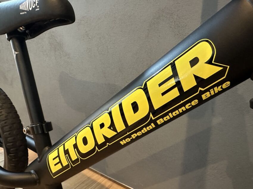 ストライダーに貼られた2色仕様のカッティングシート 拡大