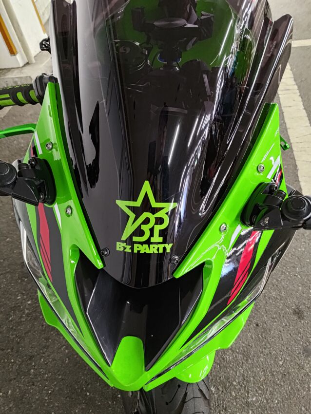 バイクに貼られた緑色のカッティングステッカー 拡大