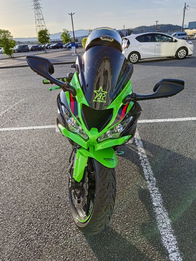 バイクに貼られた緑色のカッティングステッカー