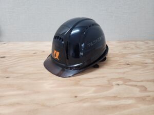 建築会社のヘルメットにカッティングステッカー！