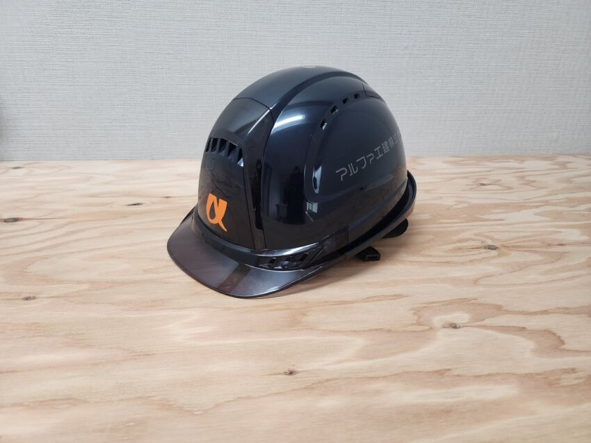 黒いヘルメットに貼られたカッティングシート
