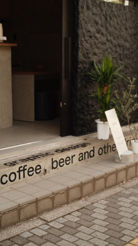 コンクリートの階段に貼られたカッティングシート 全景