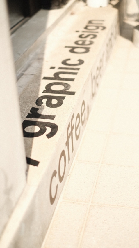 コンクリートの階段に貼られたカッティングシート 斜め