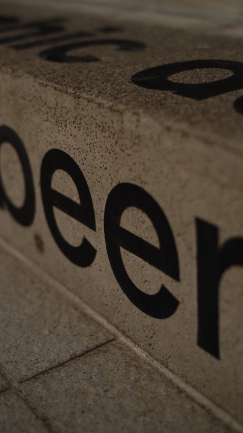 コンクリートの階段に貼られたカッティングシート 拡大