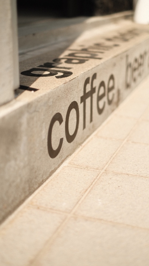 コンクリートの階段に貼られたカッティングシート 拡大斜め