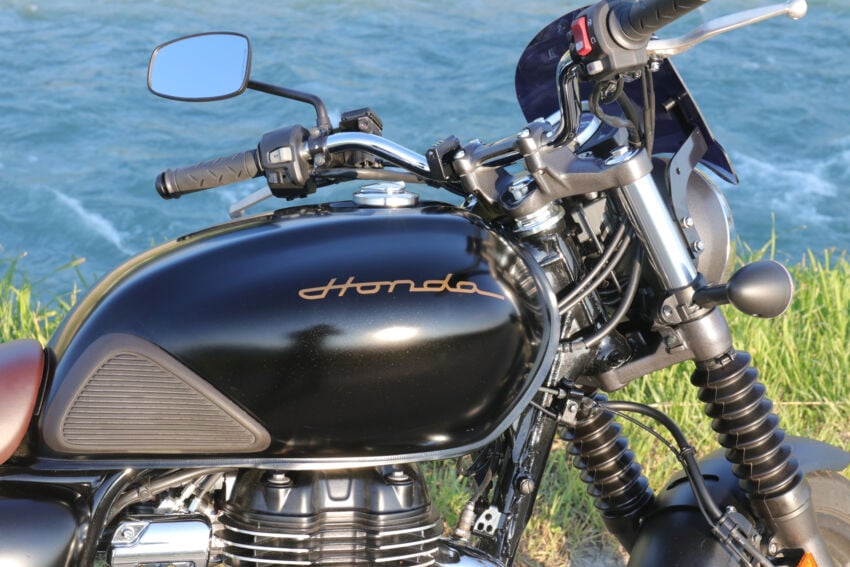 バイクのタンクに貼られたカッティングシート 拡大2