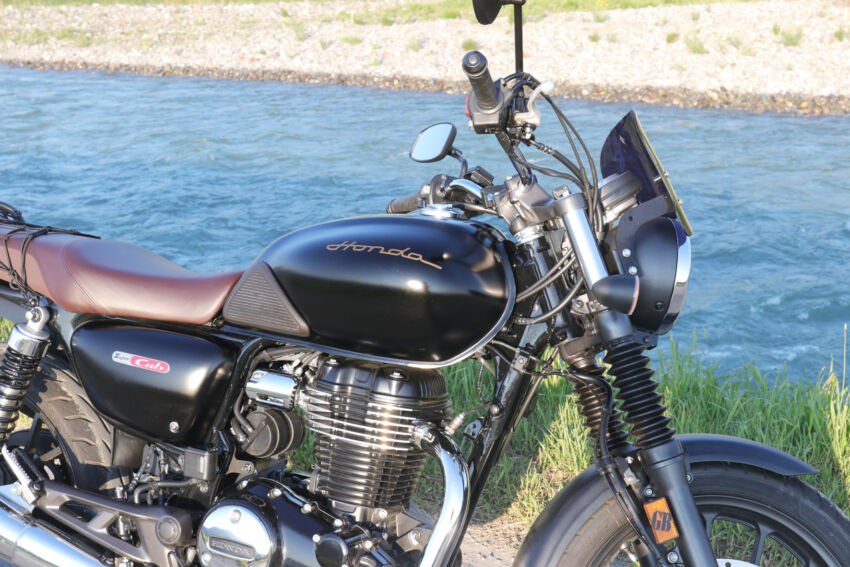 バイクのタンクに貼られたカッティングシート