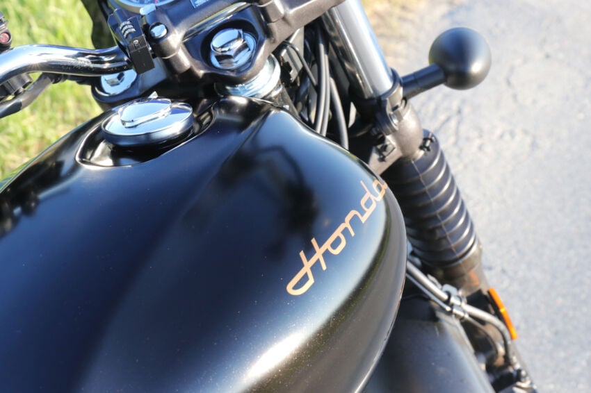 バイクのタンクに貼られたカッティングシート 拡大