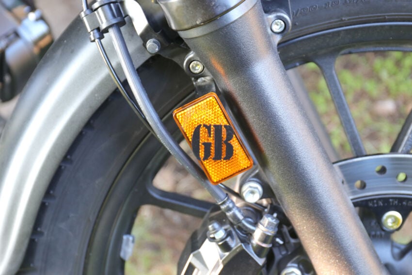 バイクの反射板に貼られたカッティングシート