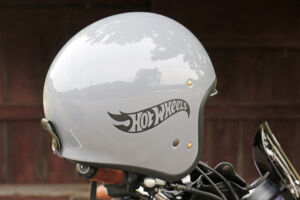 シンプルなヘルメットをカッティングシートでアレンジ！