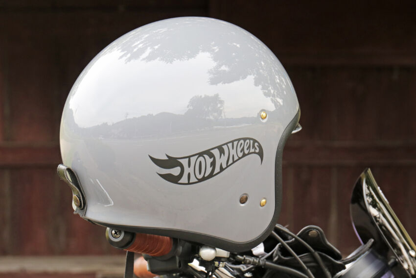 バイクのヘルメットに貼られたカッティングシート