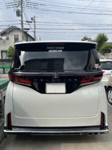 車のバックガラスに高品質なカッティングステッカー！