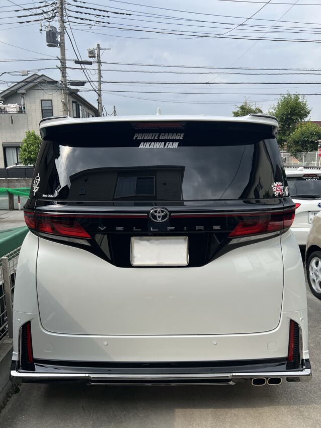 ミニバンに貼られたカッティングシート