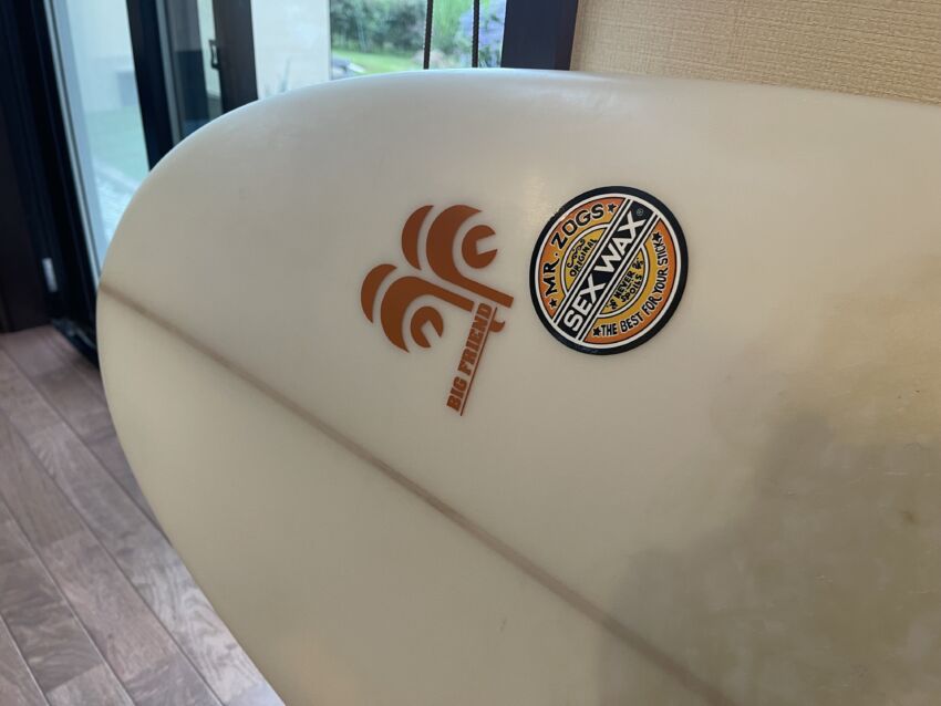 サーフボードに貼られたカッティングシート 拡大