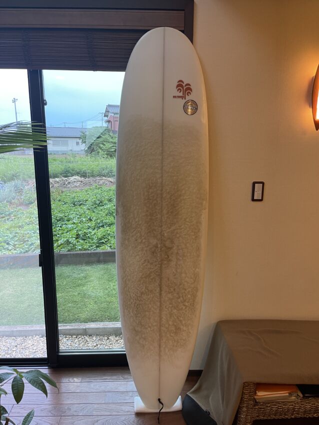 サーフボードに貼られたカッティングシート全景