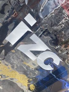 ビニールカーテンにもカッティングステッカーが大活躍！