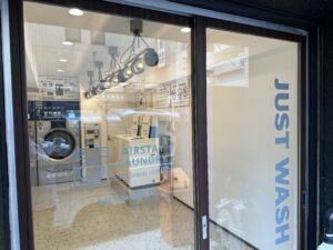 コインランドリーの入口ガラスにカッティングステッカー！