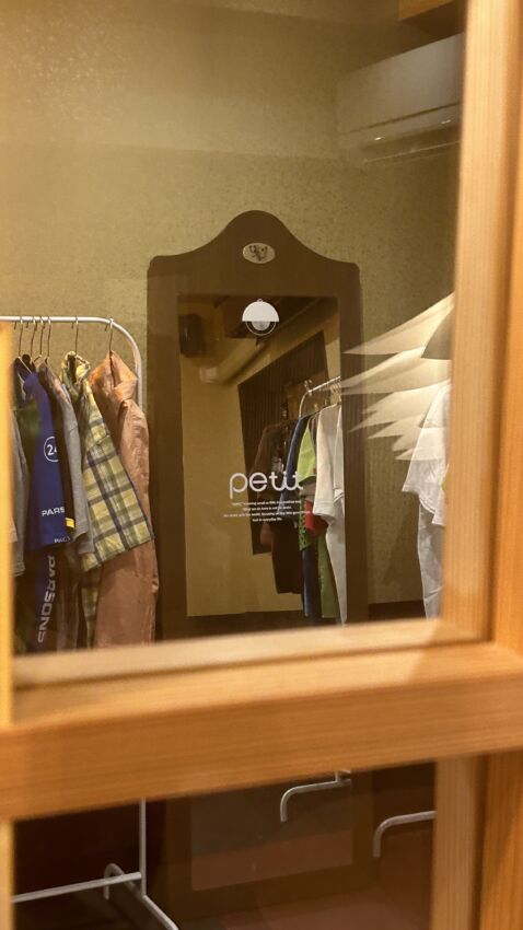鏡に貼られたカッティングシート 引きの写真