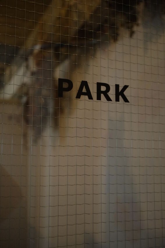 網入りガラスに貼られたカッティングシート 拡大