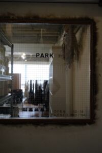 ガラス扉に、店名と営業日・時間を知らせるカッティングステッカー！