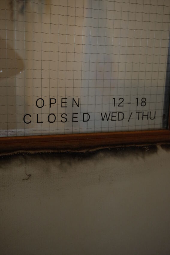 網入りガラスに貼られたカッティングシート 店舗情報