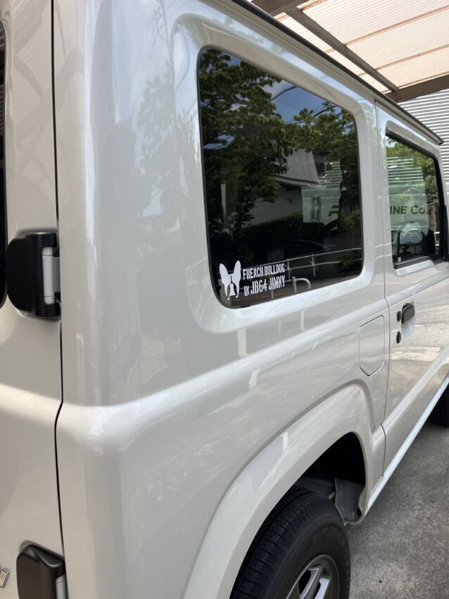 車のマドに貼られたカッティングシート