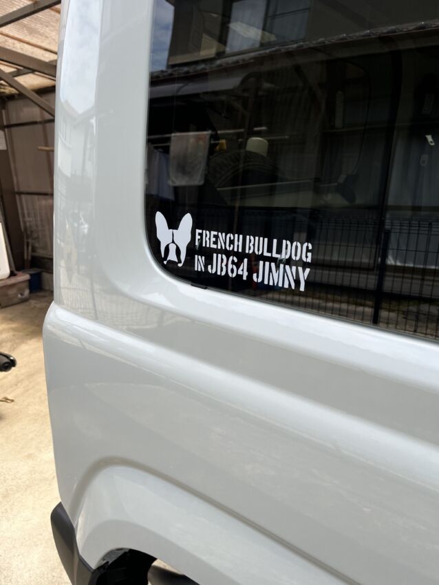 車のマドに貼られたカッティングシート 拡大