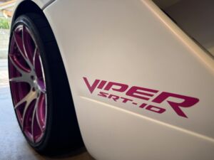 車のボディにピンクのカッティングステッカー！