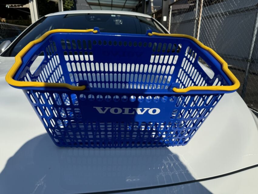 青いショッピングカートに貼られたカッティングシート 拡大