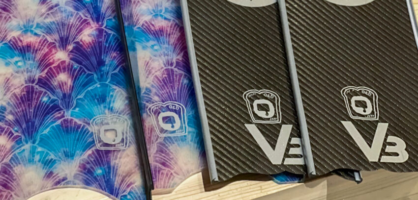 ダイビングフィンに貼られたカッティングシート 拡大