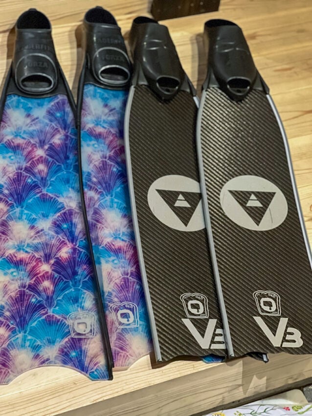 ダイビングフィンに貼られたカッティングシート 全景