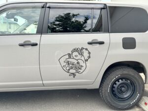 車のボディをカッティングステッカーで素敵にアレンジ！
