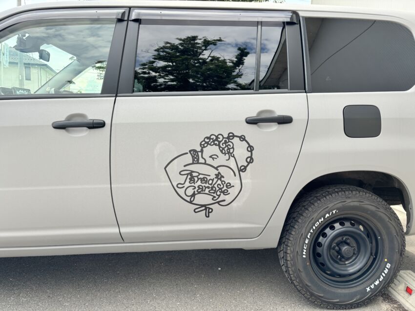 白い車のボディに貼られた細かいデザインのカッティングシート