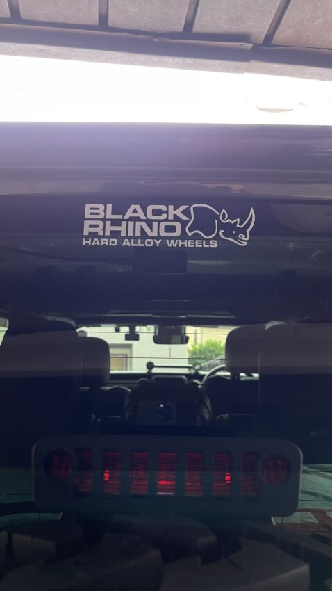 JEEPのリアガラスに貼られたカッティングシート