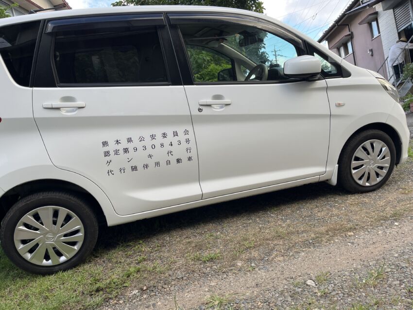 ミニバンに貼られたカッティングシート
