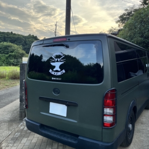 車のバックガラスにオリジナルロゴのカッティングステッカー！