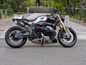 バイクのタンクと後部にかっこいいカッティングステッカー！