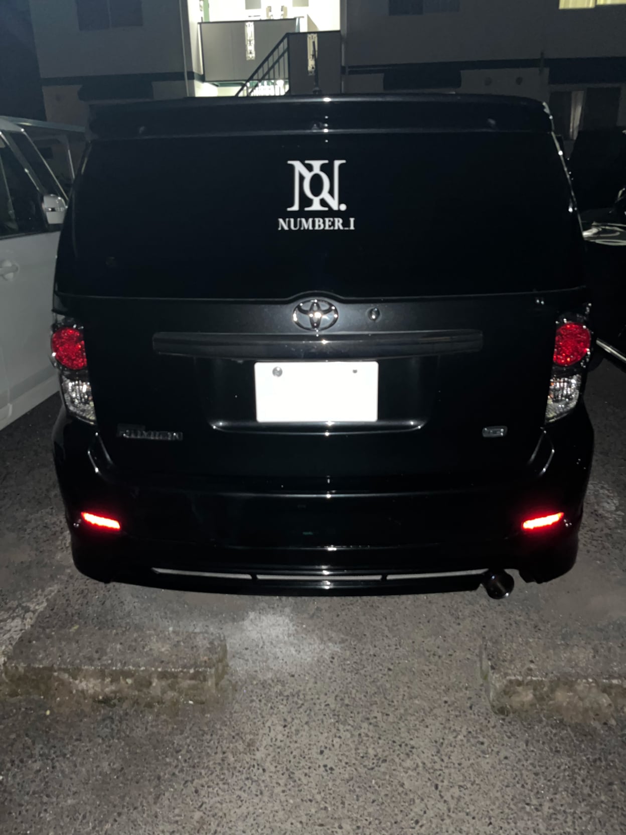 車のリアガラスに貼られたカッティングシート 夜