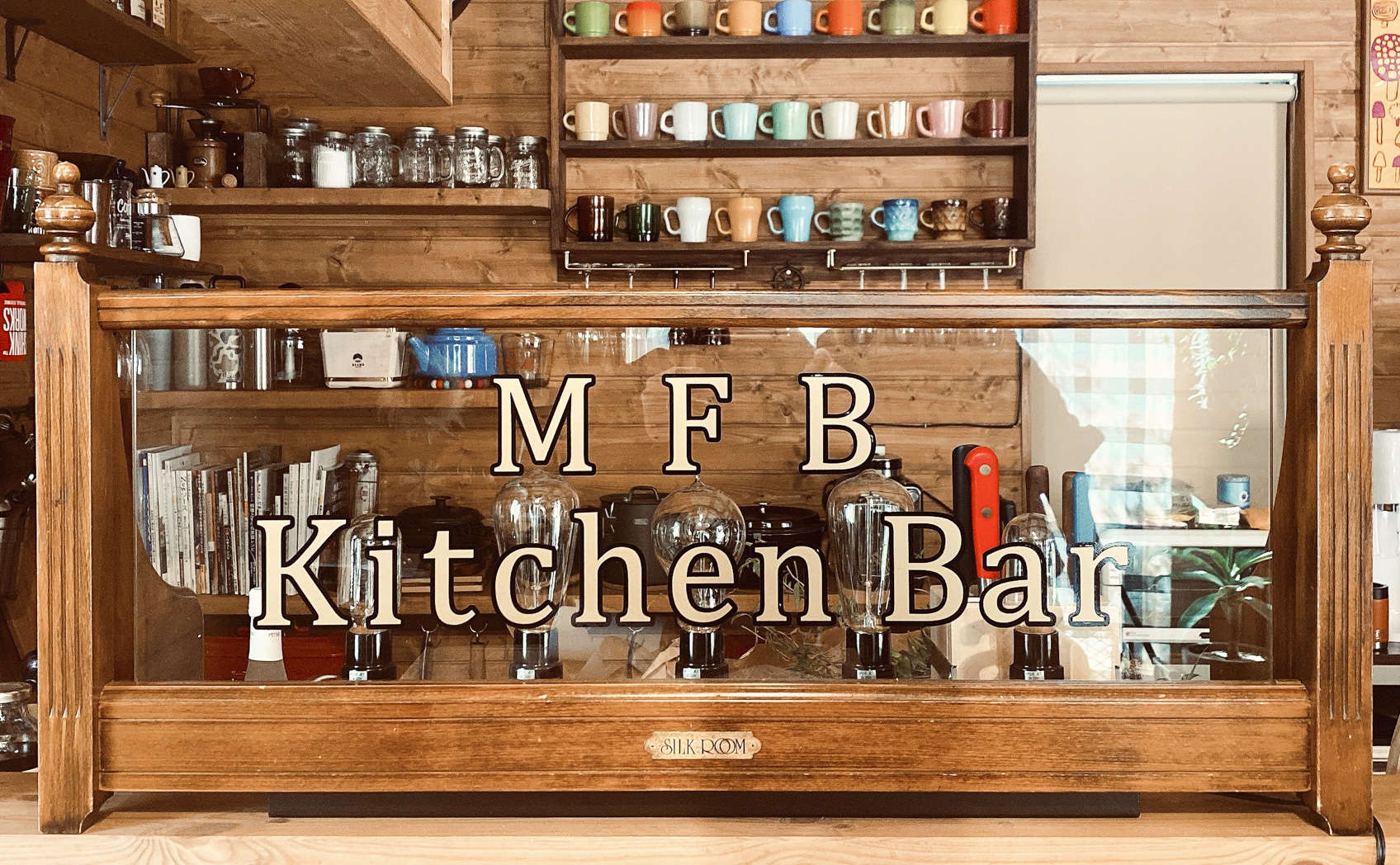 ゴールドとブラックの2色で作成された店舗名のカッティングシート