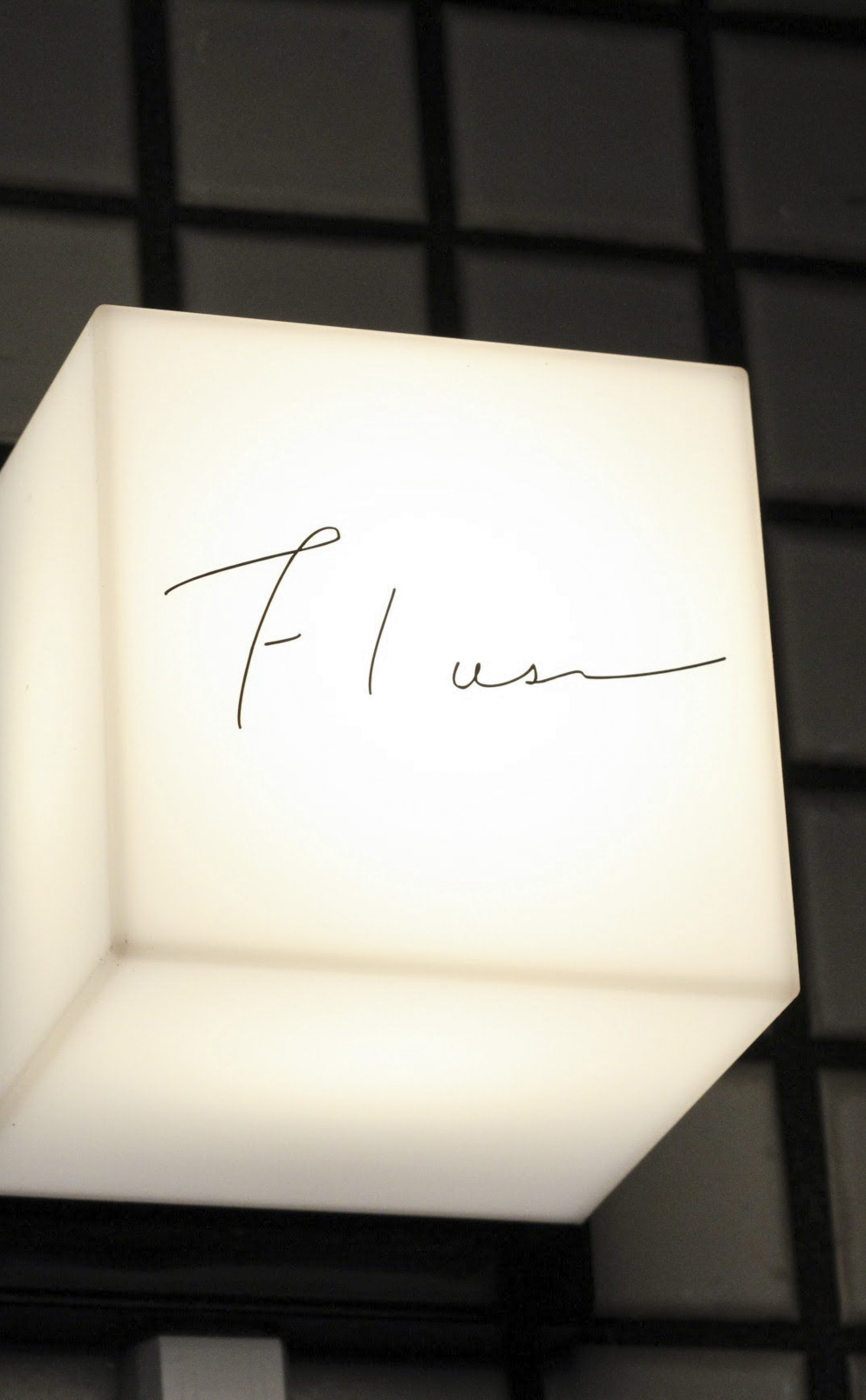 正四角柱の電飾看板に貼られたカッティングシート