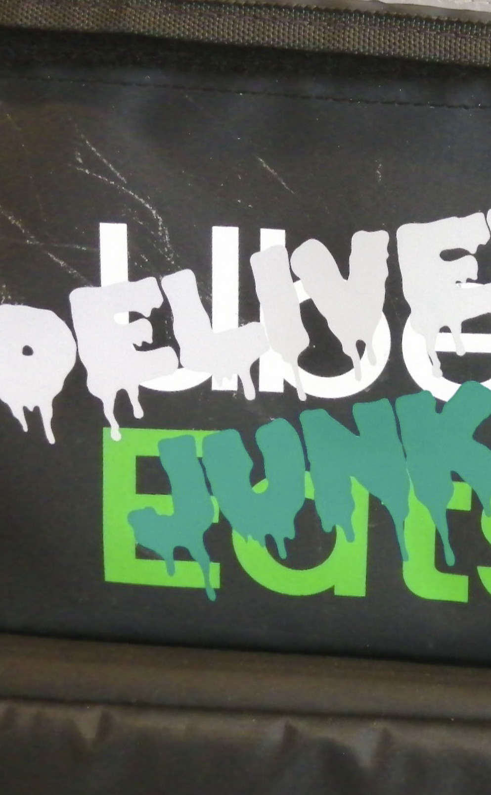 Uber Eatsのリュックサックに貼られた反射カッティングシート