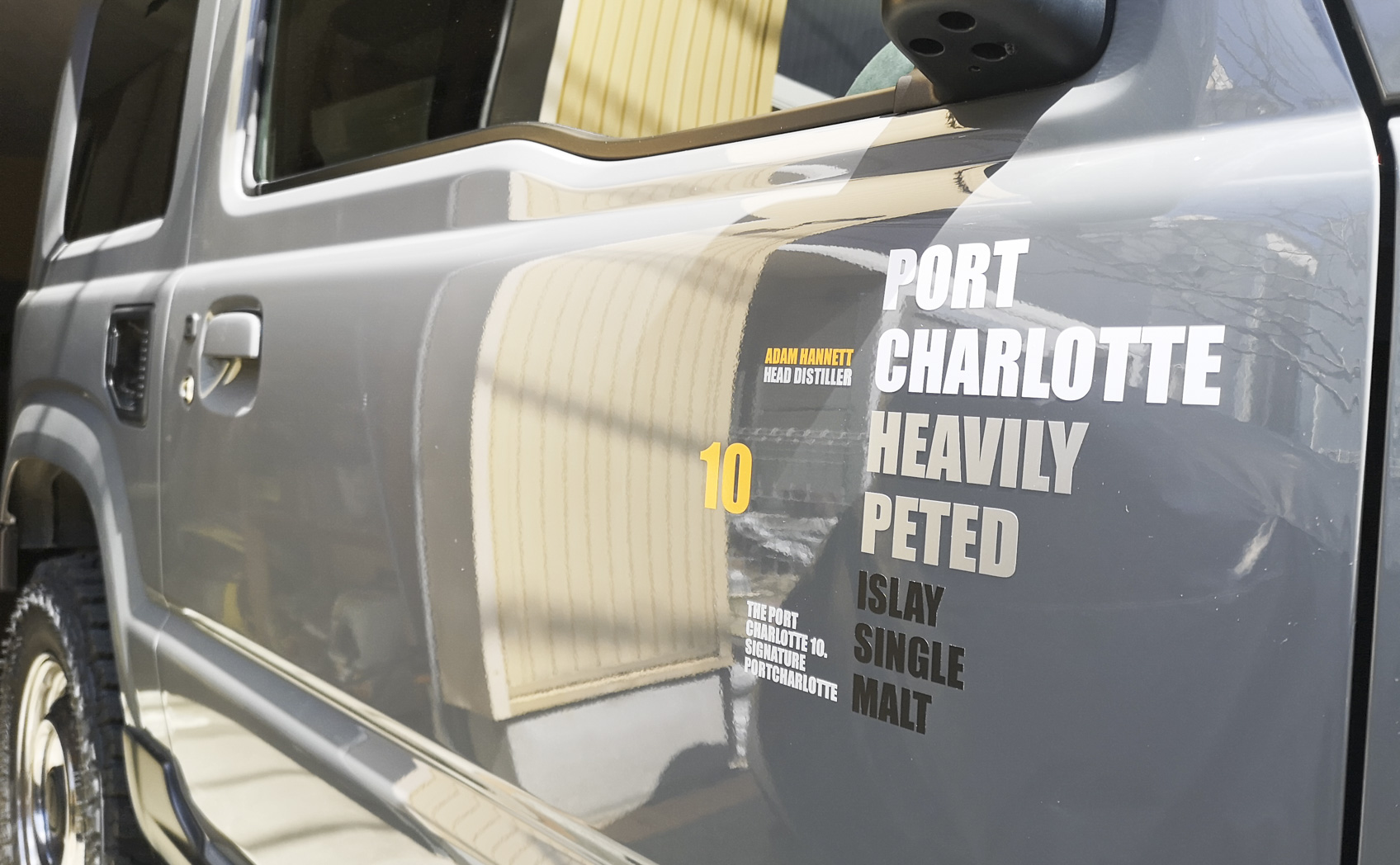 車に貼られた2色以上で作成されたカッティングシート