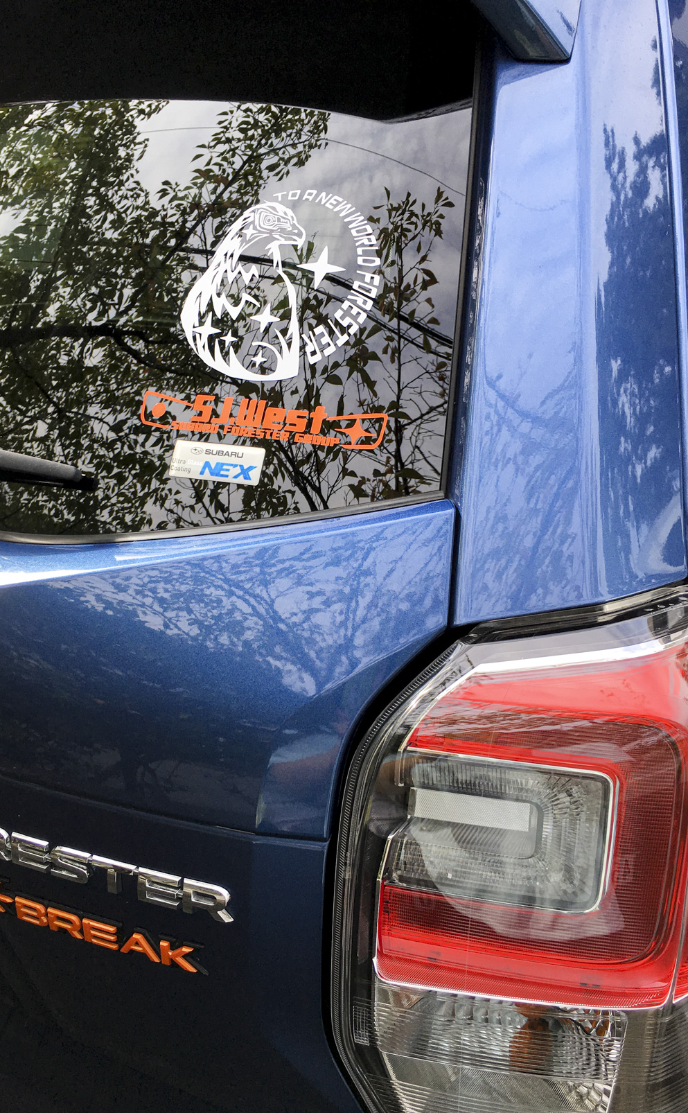 車のリアガラスに貼られたラメのカッティングシート