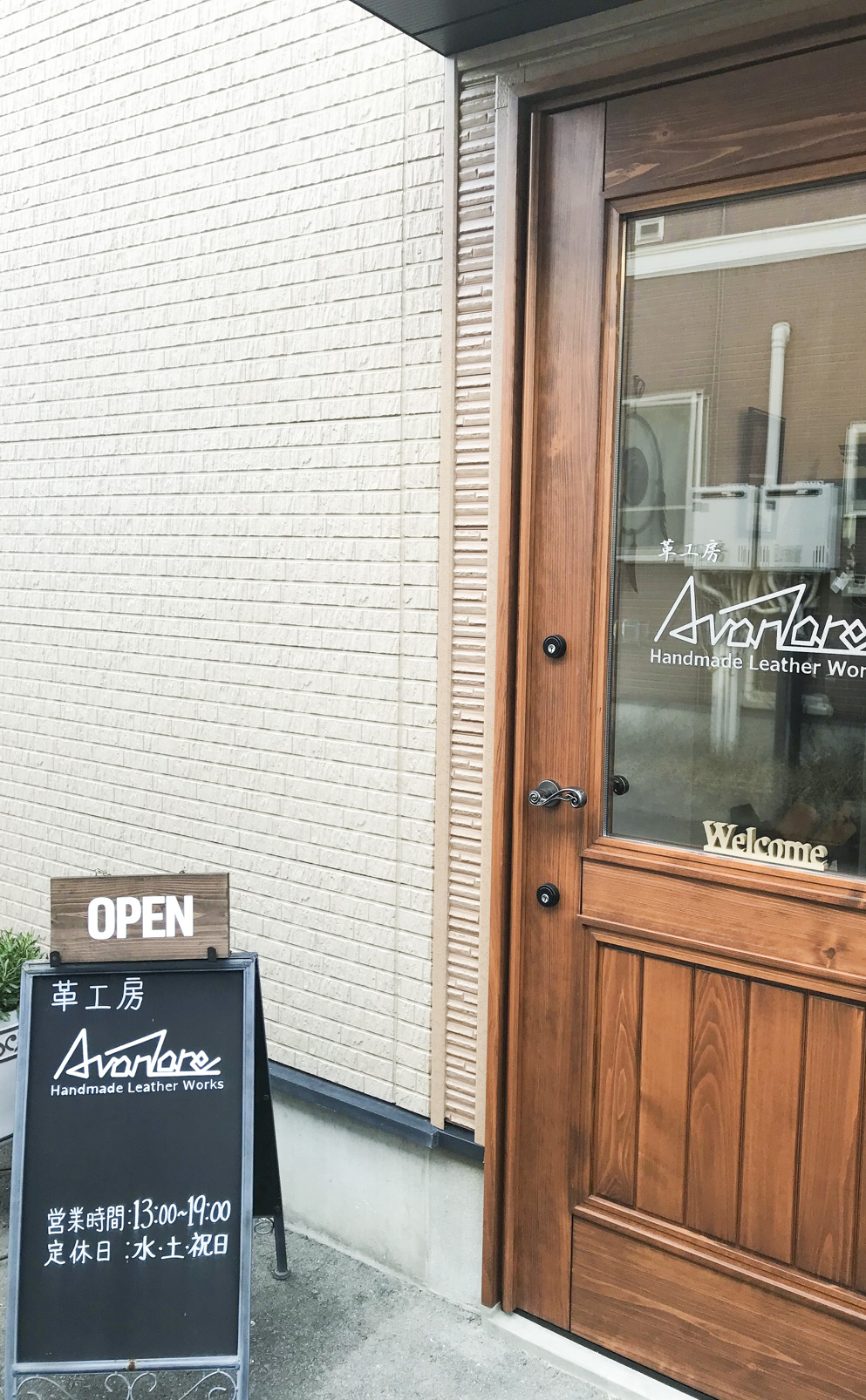 お店のガラスドアに貼られたラメのカッティングシート