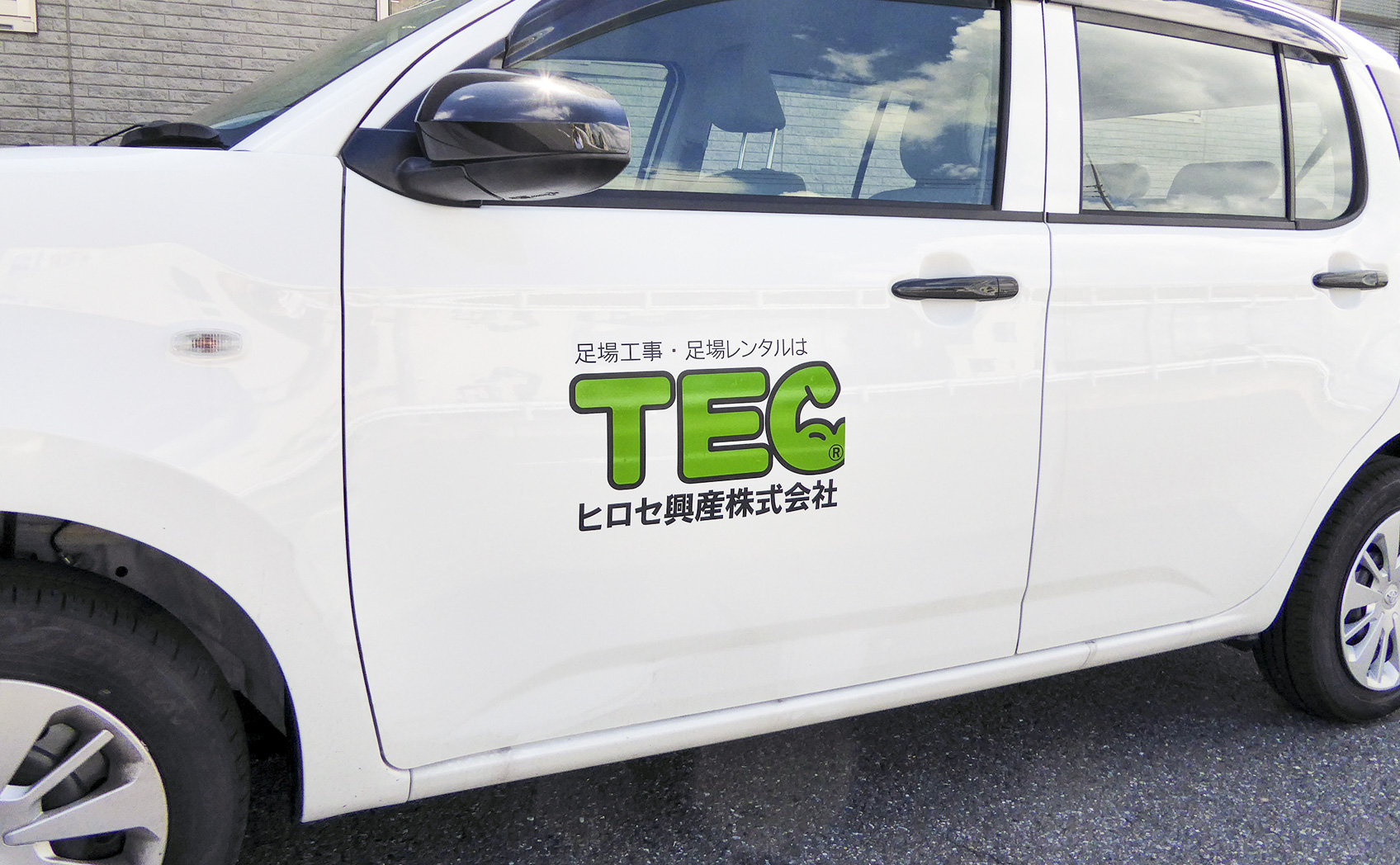 社用車に貼られた2色以上で作成されたカッティングシート