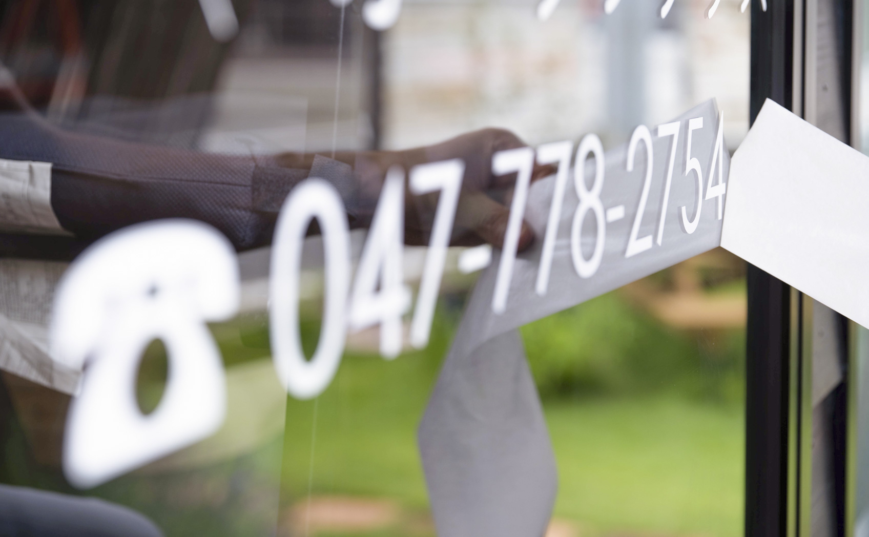 カッティングシートには背景がないためガラスとの相性は抜群です