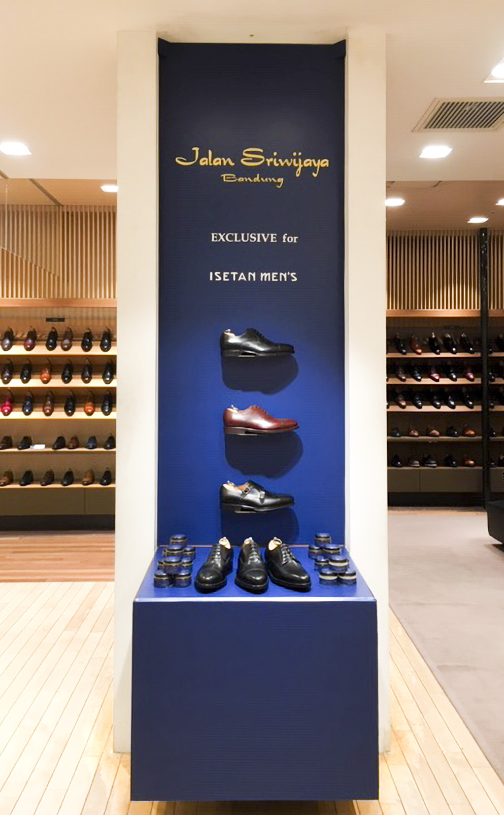 靴売り場に貼られたメタリックなカッティングシート